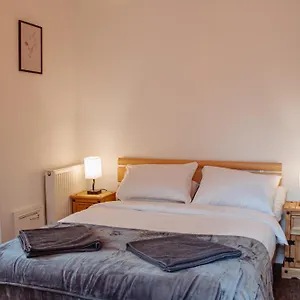  Apartment Spacious Flat With Free Parking United Kingdom